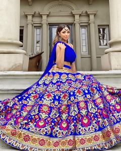 インドのデザイナーLehengaCholi新しいスタイルのLehengaCholiパーティーウェアBanarsiブライダルLehengas女性用ウェディングドレス