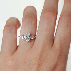 แหวนหมั้นเพชรโมอิส3เม็ดรูปไข่ขนาด11x9มม. | หินด้านข้างของลูกแพร์ | เครื่องประดับเงินสีทองสำหรับงานแต่งงาน - Product Image 3