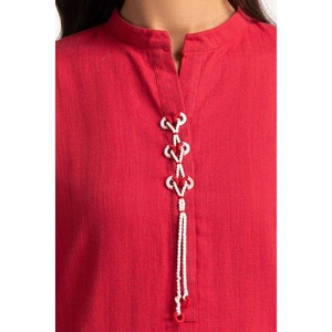 ชุดเสื้อและกางเกงปักลายก้างปลาสีแดงสองโทน พร้อมตกแต่งด้วยเชือกผูก - Product Image 1