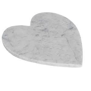 La cuisine en marbre en forme de coeur utilise une planche à découper pour la coupe de légumes - Product Image 1