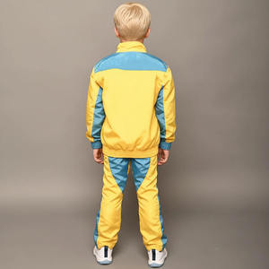 Conjunto Deportivo de Sudadera con Capucha y Pantalones Deportivos de Nailon con Media Cremallera y Contraste de Color Personalizado para Niños - Product Image 3