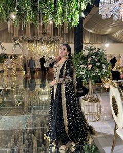 Robe et pantalon de broderie en fil de Georgette lourd avec bordure en dentelle fantaisie Dupatta - Product Image 2