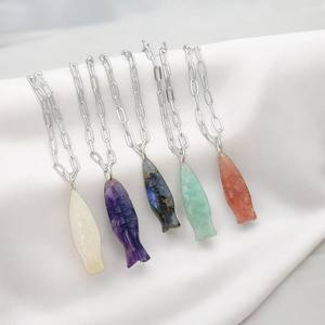 Collier de poissons de pierres précieuses 25x8mm Pierre précieuse sculptée en forme de poisson plaqué or Collier fait main Pierre naturelle Sculpture Fournisseur de bijoux - Product Image 3