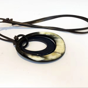 Collar con Colgante de Cuerno de Búfalo, Joyería Tribal Natural y Sostenible para Mujer, Alta Calidad - Product Image 1