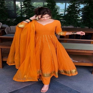 VENTE CHAUDE COSTUME TROIS PIÈCES POUR FEMMES EN PELOUSE NOUS SOMMES LES FABRICANTS PERSONNALISÉS DE ROBES TRADITIONNELLES 2025 - Product Image 2