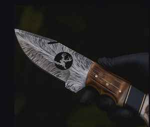 Couteau de chasse en acier Damas à lame fixe pour le camping et le bushcraft avec étui en cuir fin, couteaux en acier personnalisés - Product Image 3
