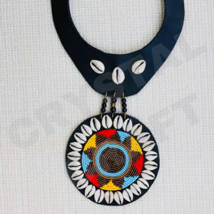 Collier en perles de verre fait main pour femme CRYSTAL CRAFT, style bohème ethnique tribal, médaillon en forme de patte, broderie personnalisée - Product Image 5