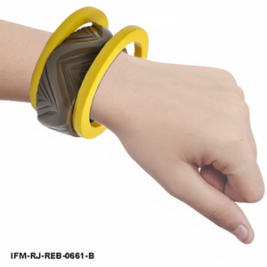 ชุดกำไลข้อมือเรซิ่นแกะสลักด้วยมือ 3 ชิ้น แบบหนา ซ้อนกันได้ สีเหลืองมัสตาร์ดและสีน้ำตาลช็อกโกแลต เครื่องประดับสำหรับผู้หญิง - Product Image 3