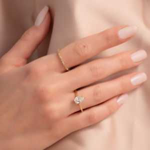 Anillo de Diamante de Laboratorio de 2 Quilates con Corte de Pera, Oro Amarillo y Blanco Vintage de 14K, Engaste de Bisel, Joyería de Boda Principalmente para Estilo Vintage - Product Image 4