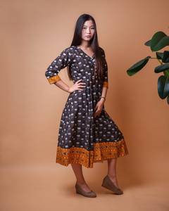 Robe Amayi faite à la main, longueur mollet, imprimé en bloc, imprimé floral Ikat, bohème, pur coton, mode éthique - Product Image 6