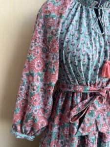 Robe longue en coton imprimé fleuri décontracté pour femmes couleurs de blocs avec col licou manches longues à plusieurs niveaux avec poches grande taille - Product Image 2