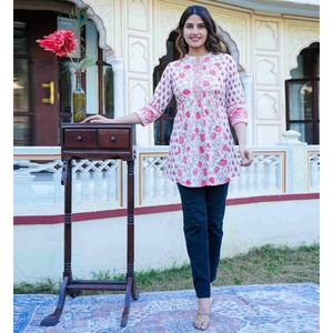 Kurti corto con estampado floral, top de rayón cómodo para ropa informal, perfecto para ella en cumpleaños o aniversarios y ocasiones - Product Image 1