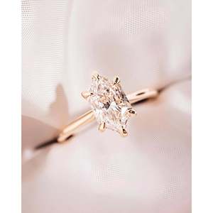 Bague de fiançailles avec halo caché en diamant cultivé en laboratoire hexagonal, 2,49 carats, certifiée IGI, or, pour femmes, par AURALUXURIA - Product Image 4