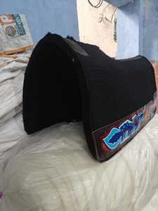 Almohadilla de sillín de fieltro sintético para carreras de caballos hecha a medida al por mayor, logotipo de cuero impreso fácilmente personalizado, estilo occidental, OEM disponible - Product Image 4