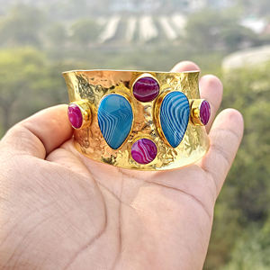 Bracelet large en or plaqué or, rose avec agate bleue du Botswana, bracelet large rond avec forme de larme, bijoux multi-pierres - Product Image 2