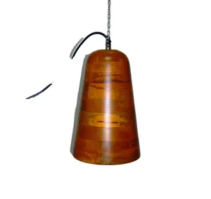 Luminária pendente de madeira e lâmpadas industriais com acabamento dourado e prateado equipadas com acessórios Premium certificados