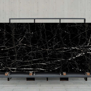 Intérieurs modernes et raffinés stylés avec des dalles en porcelaine noire haute brillance de 800x2400 mm - Product Image 1