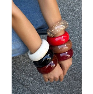 Ensemble de bracelets en résine de créateur haut de gamme pour femmes, finition lisse et brillante, couleurs personnalisées - Accessoire de main élégant pour le quotidien et les affaires - Product Image 4