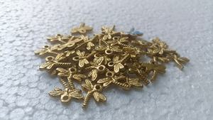 Breloques en laiton sur mesure sur le thème de la libellule en micro-macramé pour la fabrication de bijoux avec des détails délicats et un style naturel fantaisiste. - Product Image 5