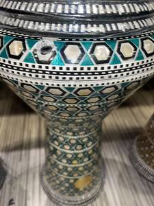 Darbuka Profesional Egipcia de Madreperla - Doumbek con Incrustaciones Hexagonales de Mosaico Colorido de 22 cm - Product Image 5