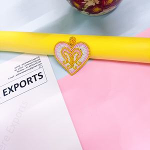 Boucles d'oreilles en perles faites à la main, paire avec un design en forme de cœur, conçues par des femmes artisans dans des couleurs vibrantes, parfaites pour offrir en cadeau et à porter au quotidien - Product Image 1