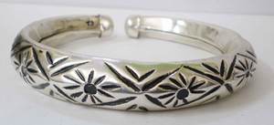 Bracelet en cuivre plaqué argent de luxe, motif de soleil et d'étoile gravé à la main, artisanat métallique sophistiqué à polissage élevé - Product Image 5