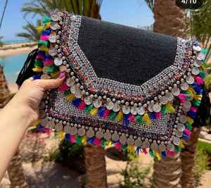 Pochette Boho de créateur avec des coquillages brodés et des glands Un ajout magnifiquement fait à la main aux armoires de mariage - Product Image 3