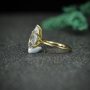 Bague de fiançailles élégante en moissanite taille marquise, plaquée or jaune, sertie à six griffes, bague de mariage pour femme - Product Image 3