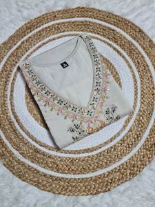 Kurta blanc élégant avec broderie et imprimé Dupatta | Ensemble de costume indien de fête | Ensemble ethnique élégant - Product Image 5