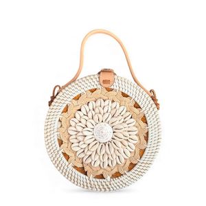Sac en rotin artisanal avec motif incrusté de coquillages, sac à main tissé pour femmes, accessoires de mode en provenance du Vietnam - Product Image 1