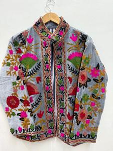 Veste d'hiver pour femme en velours de coton brodé Suzani fait main en Inde, respirante - Product Image 2