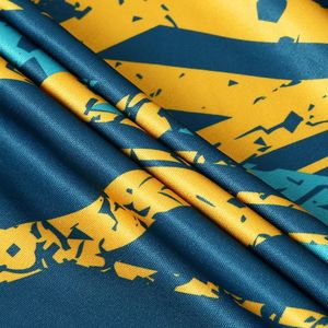 Conjunto de camiseta de fútbol personalizada para hombre hecho de poliéster transpirable con tela que absorbe la humedad y logotipo y número de equipo personalizados - Product Image 4