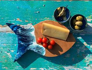 Planche à servir en bois et résine naturelle, plateau à fromage en bois et résine, plateau de service en bois et résine, planche à découper avec poignée - Product Image 5