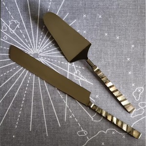 Exquisito Servidor de pastel de metal con acabado antiguo con grabados intrincados y atractivo lujoso, ideal para arreglos de mesa elegantes - Product Image 5