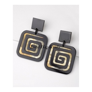 ต่างหูฮอร์นต่างหูฮอร์นออกแบบแฟนซีคุณภาพสูงสีธรรมชาติสำหรับผู้หญิงต่างหูฮอร์นสำหรับงานปาร์ตี้งานแต่งงาน - Product Image 1