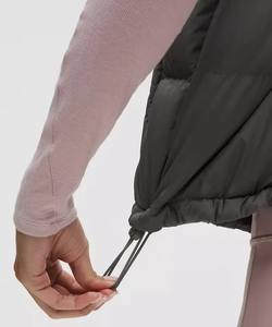 เสื้อกั๊กพัฟเฟอร์ผ้าแคนวาสพิมพ์ลายสำหรับผู้หญิง น้ำหนักเบา ผลิตตามสั่ง (OEM) มีกระเป๋าข้าง กันน้ำ เป็นมิตรกับสิ่งแวดล้อม วัสดุใส่สบายสำหรับฤดูหนาว - Product Image 5