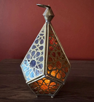 Lanterne en métal marocaine hexagonale de vente chaude pour la décoration extérieure de la maison Design classique avec bougeoirs et bocaux en céramique