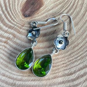 ต่างหูสไตล์โบฮีเมียนชุบเงินสเตอร์ลิง925อัญมณีสีเขียวประดับด้วยฝาหินธรรมชาติ - Product Image 1