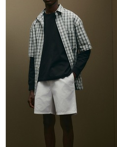 กางเกงขาสั้นสีขาวผ้าฝ้าย100% สำหรับผู้ชายทรงปกติมีเชือกผูกเอวกระเป๋าข้างแนวทแยง - Product Image 2