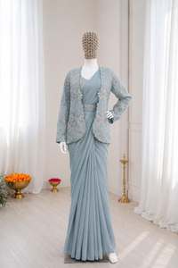 Sari de seda crepé con bordado de diseñador y cordón, listo para usar, con blusa y chaqueta, conjunto completamente cosido y listo para llevar. - Product Image 5