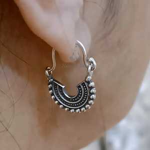 Élégantes boucles d'oreilles pendantes en argent sterling 925, faites à la main, style Chandbali avec motif floral et croissant de lune, cadeau pour maman - Product Image 1