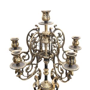 Candélabre à plusieurs bras en laiton antique orné d'une pièce maîtresse décorative de luxe au design classique européen pour des intérieurs élégants - Product Image 4