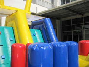 Tobogán inflable con temática de balón de fútbol americano para deportes de fútbol americano - Product Image 3