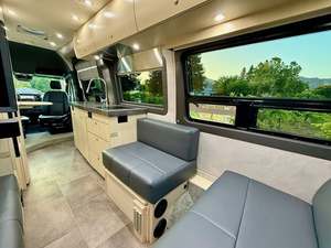 Fourgon aménagé Sprinter, camping-car, caravane |   Camping-car tout-terrain 4x4 |   Fourgonnette de camping Expedition LWB de 170 pouces |   Camping-car tout-terrain 4x4 avec panneaux solaires - Product Image 6