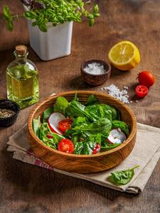 Cuenco de madera tallado a mano japonés con una superficie lisa y artesanía de primera calidad, perfecto para servir guarniciones y aperitivos - Product Image 6