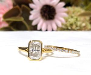 แหวนเพชรทรงเรเดียนท์คัท 2 กะรัต ผลิตในห้องปฏิบัติการ ประดับขอบเพชร พร้อมแหวนวงแต่งงานเข้าชุด ทองคำแท้ 10K/14K/18K สีเหลืองทอง ชุดเครื่องประดับสำหรับเจ้าสาว ของขวัญวันวาเลนไทน์ - Product Image 1