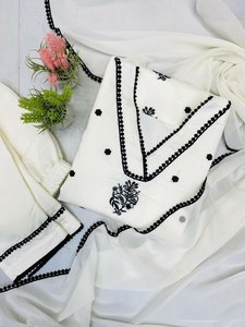 Conçu pour les femmes qui embrassent la richesse culturelle avec un raffinement contemporain, ce costume est la quintessence de la sophistication ethnique. - Product Image 6