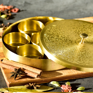Boîte à épices en laiton artisanale, Masala Dabba ronde avec couvercle gravé et 7 récipients Katori. - Product Image 1