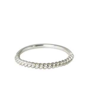 Anillo Apilable de Plata de Ley 925, Diseño Delicado de Media Torsión, para Uso Diario, Hecho a Mano, Venta al por Mayor - Product Image 1