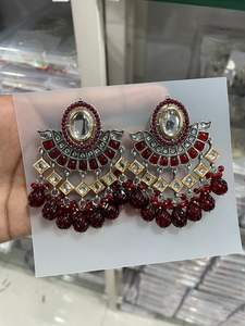 INDIO ÚLTIMO TRADICIONAL KUNDAN CHAPADO EN ORO ALTO CON DISEÑADOR DE PERLAS HERMOSO JUEGO DE PENDIENTES KUNDAN FANCY PARA MUJERES Y NIÑAS - Product Image 3